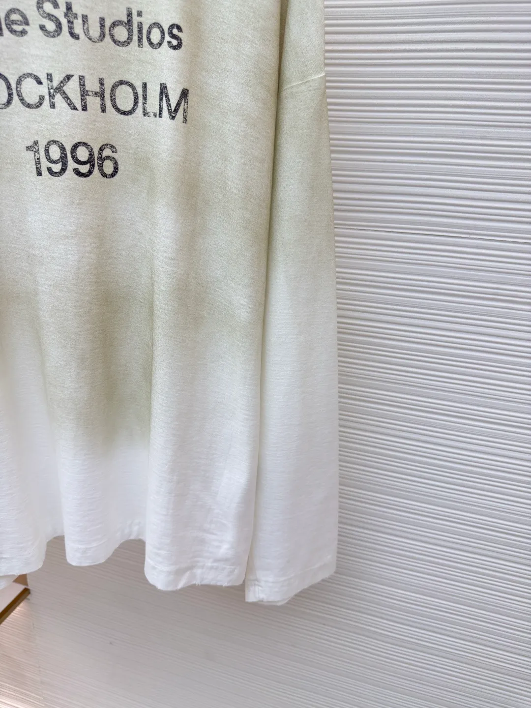 Acne Studios 1966 mud-dyed, washed and distressed long sleeves ●Authentic product: purchased and developed in 2049 ●Item number: 1680628-A15 ●Fabric: super soft cotton fabric ●Technology: washed and distressed ●Version: loose fit ●Weight: about 375 grams ●Size: S-M-L-XL ●Description: Made of ultra-soft pure cotton fabric, garment-dyed, washed and distressed, the chest part has a dirty feel, and the lower part shows a gradient effect. The neckline is slightly frayed to better fit the overall tone. The overall line is straight and delicate, the fabric is comfortable and soft, and the color is consistent without color difference. It can be matched with the same style to create a fashionable look and control various occasions. Customized accessories, complete with three standards, the same style for men and women!